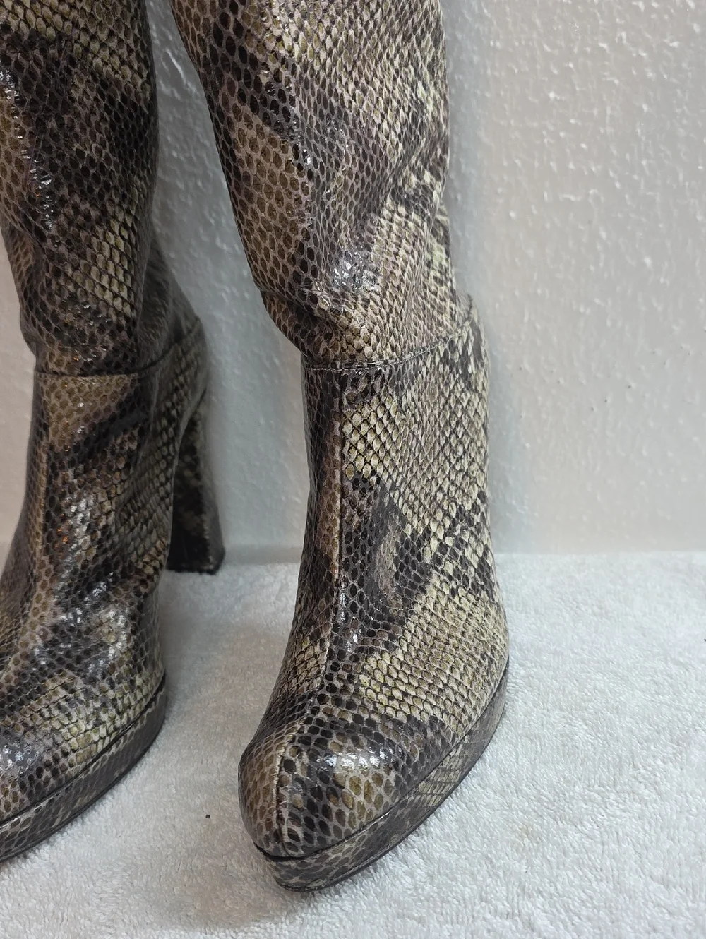 Stuart Weitzman Ladies 8.5N Knee High Tall Python Effect Boots Nice Chic Vguc